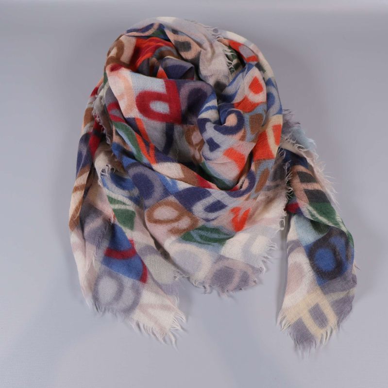 Flerfärgad sjal stylad i en cirkel med synliga fransar