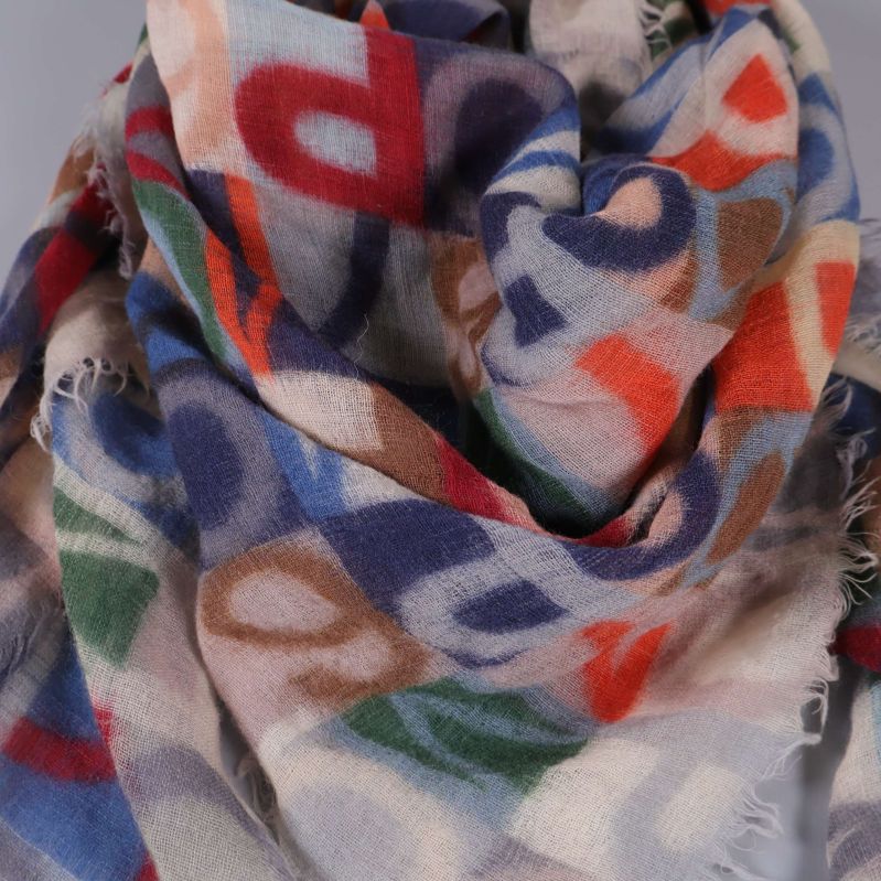 Närbild på sjalens grafiska flerfärgade mönster och franskant