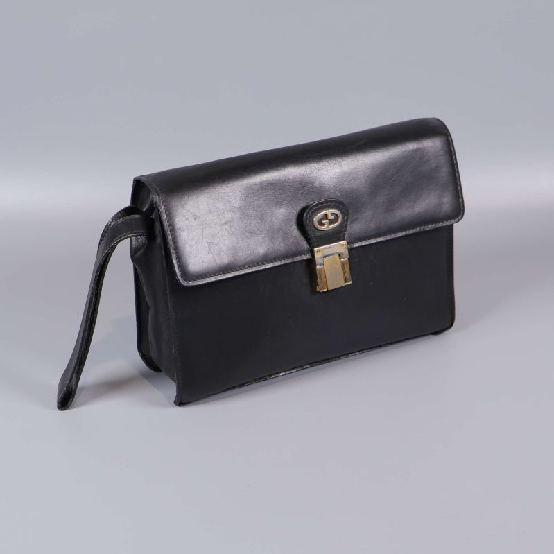 Framsida av svart läderväska med metallås