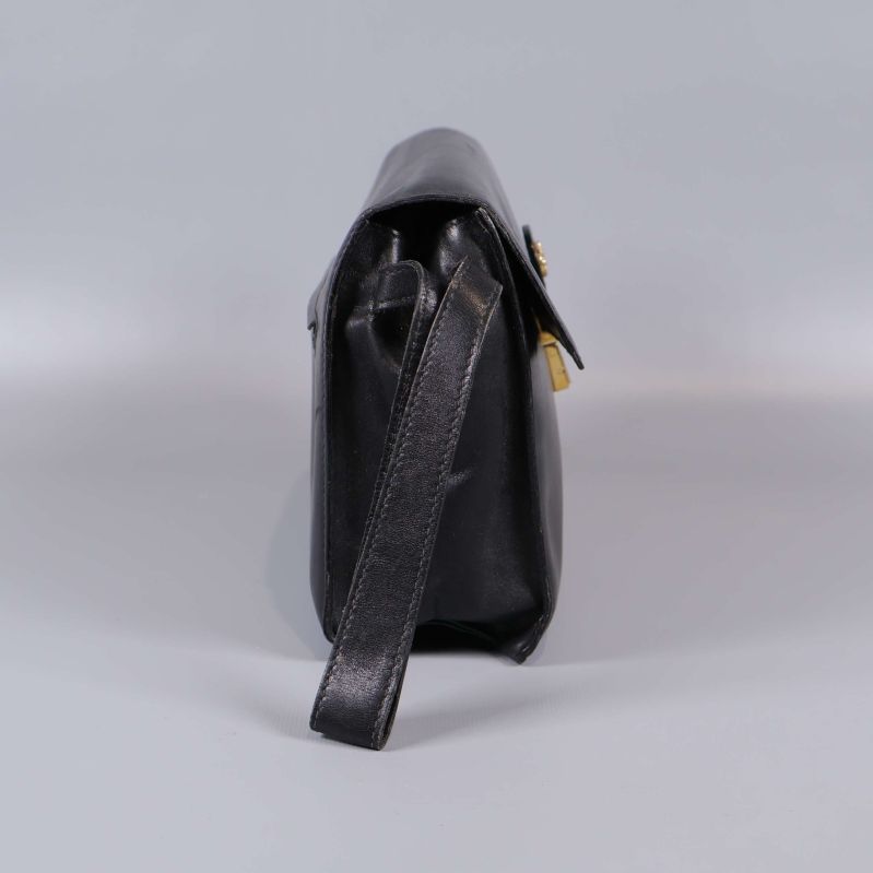 Sidovy av svart läderväska