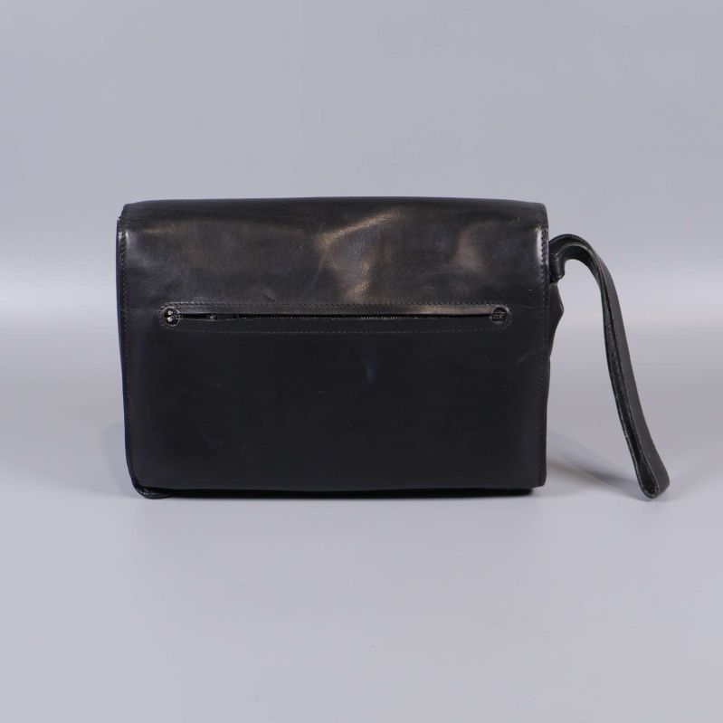 Baksida av svart läderväska med dragkedja