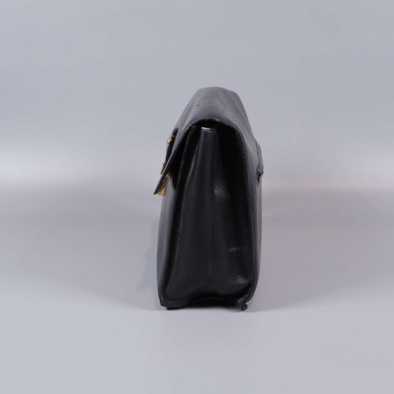 Sidovy av svart läderväska