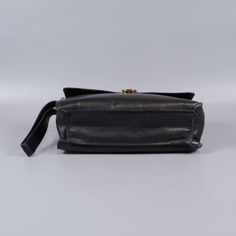 Bottenvy av svart läderväska