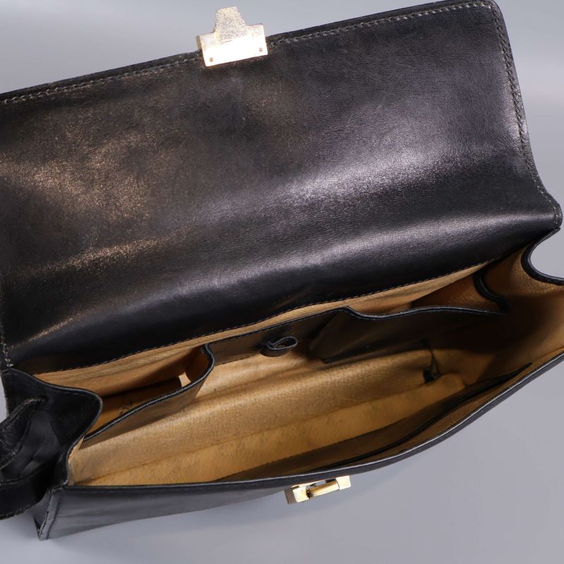 Interiör av svart läderväska