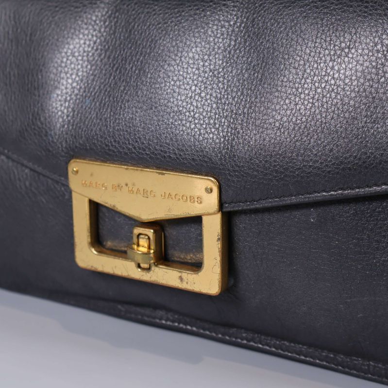 Gyllene metallspänne på clutch