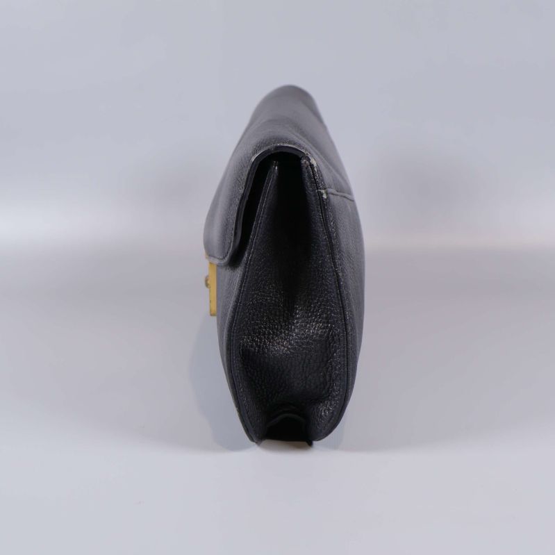 Svart läderclutch från sidan