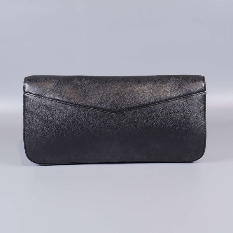 Baksida av svart läderclutch