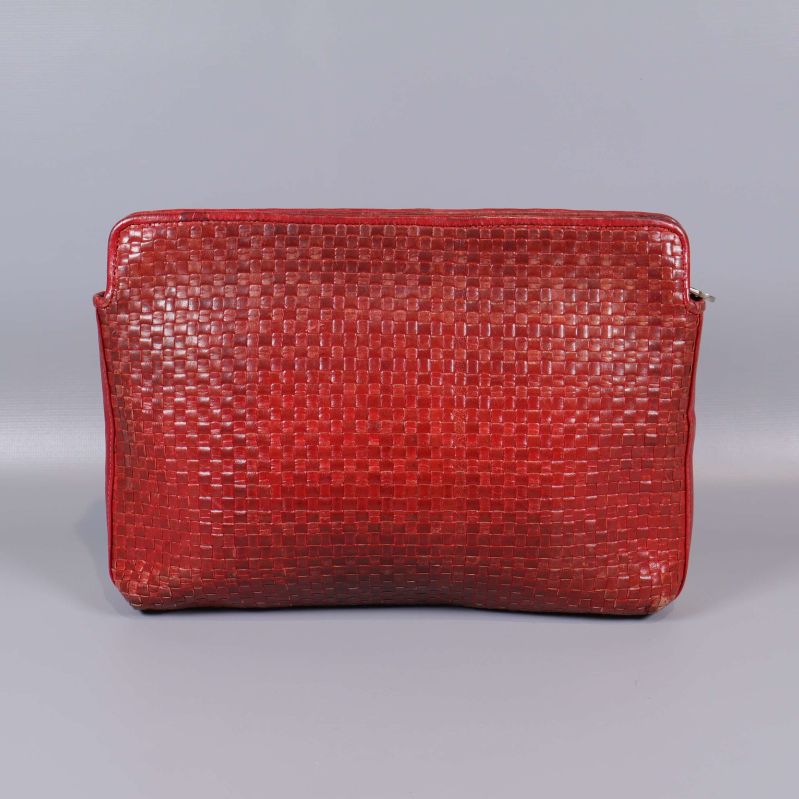 Baksidan av röd flätad läderväska