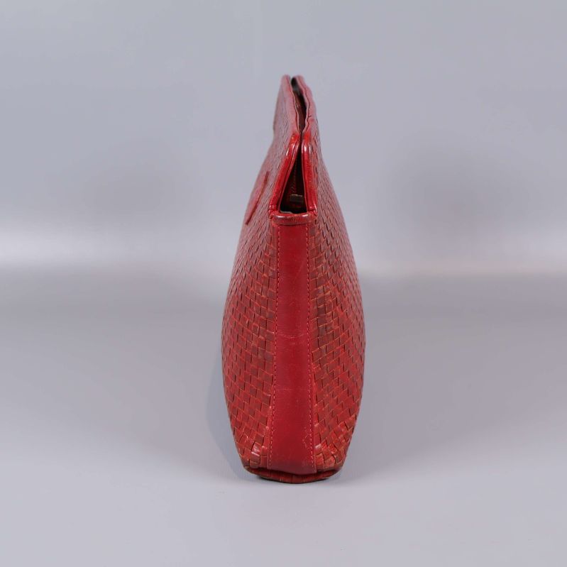 Profil av röd flätad läderväska