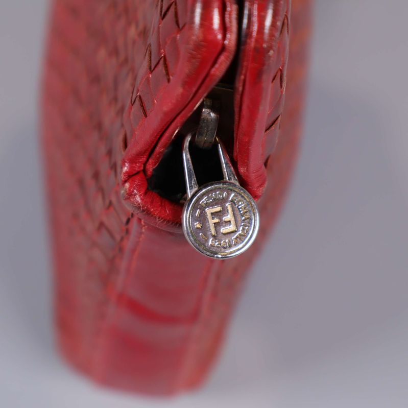 Närbild på dragkedjan och märke