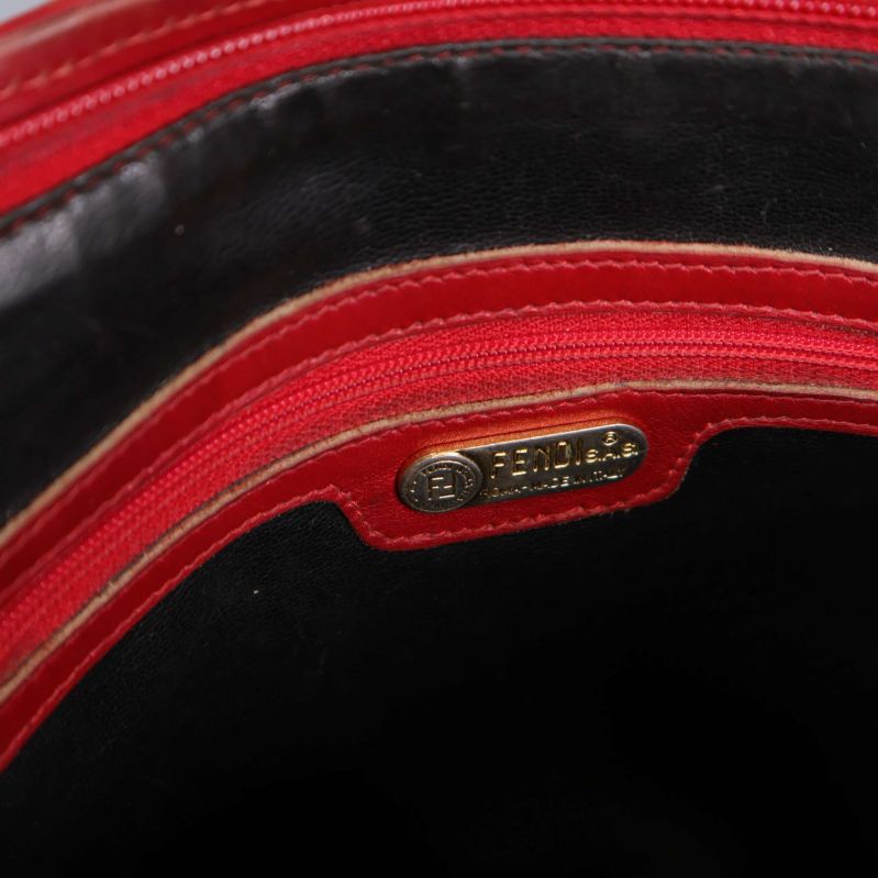 Insidan av väskan med dragkedja och märke