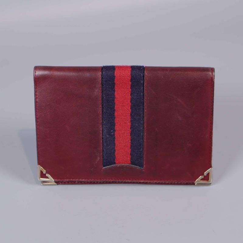 Baksidan av röd plånbok med rand