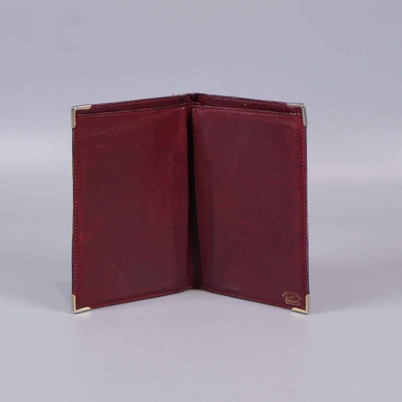 Öppen röd plånbok med fack