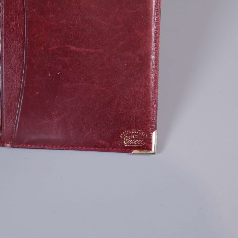 Närbild av plånbokens hörn med logotyp