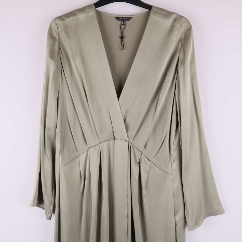 Närbild framtill på klänningens veck och djupa V-ringning