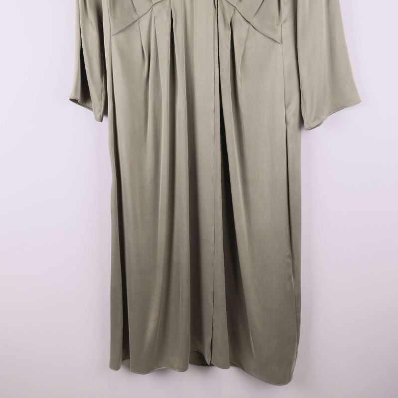 Nederdelen av klänningen med lätt utställd form