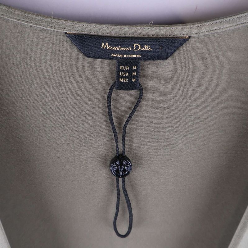 Närbild på etikett i nacken med Massimo Dutti-tryck