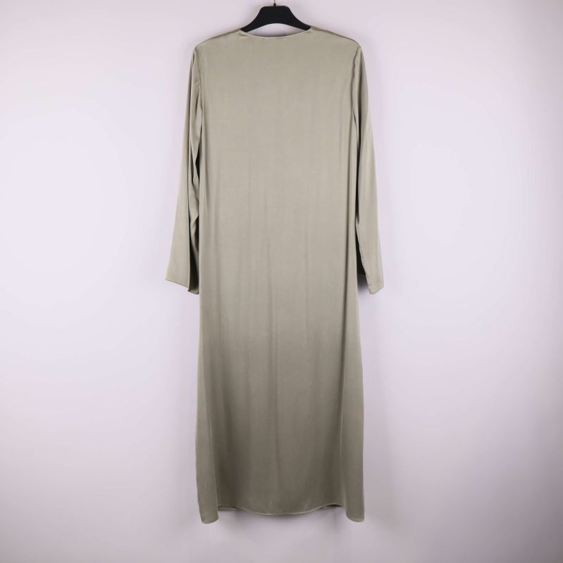 Baksidan på lång ljusgrön klänning med långa ärmar