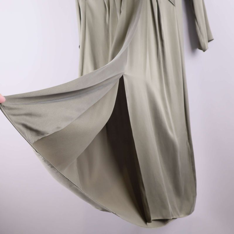 Klänningens slits demonstreras med tygdel uppvikt