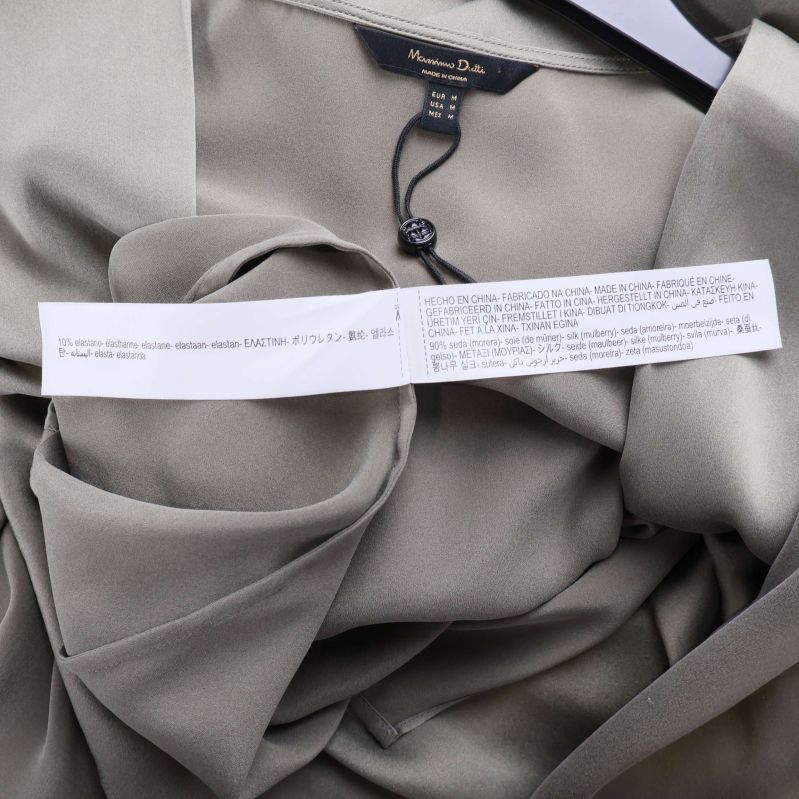 Materiallapp inuti klänningen med sammansättningstext