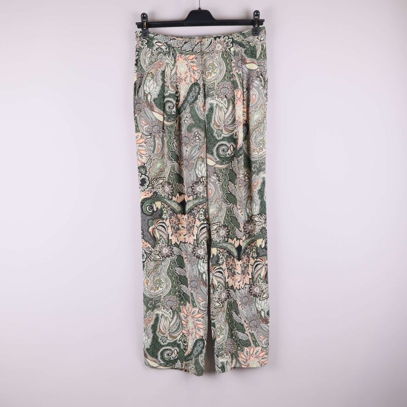 Vida paisleymönstrade byxor med grönt och beige på galge