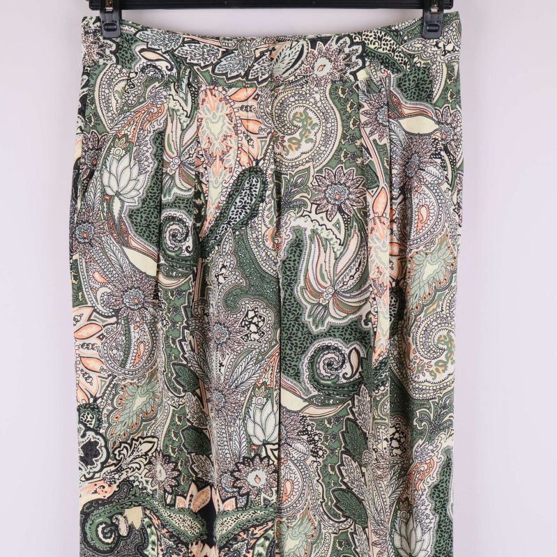 Närbild på övre delen av paisleymönstrade byxor