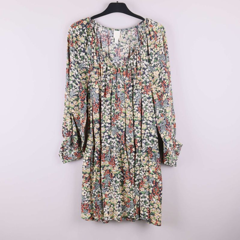 Blommig klänning med långa ärmar på galge framifrån