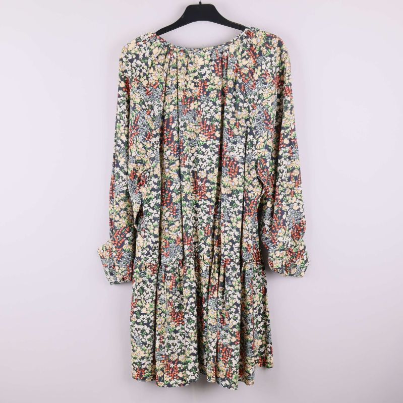 Blommig klänning visad bakifrån på galge