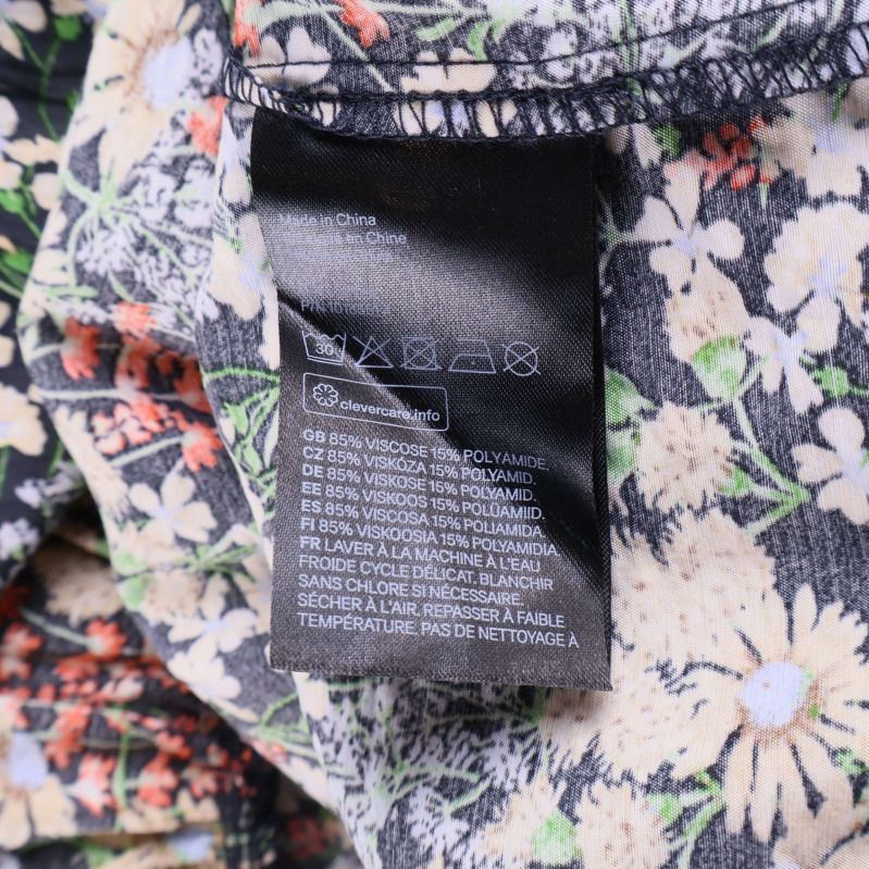 Materialetikett på blommig klänning