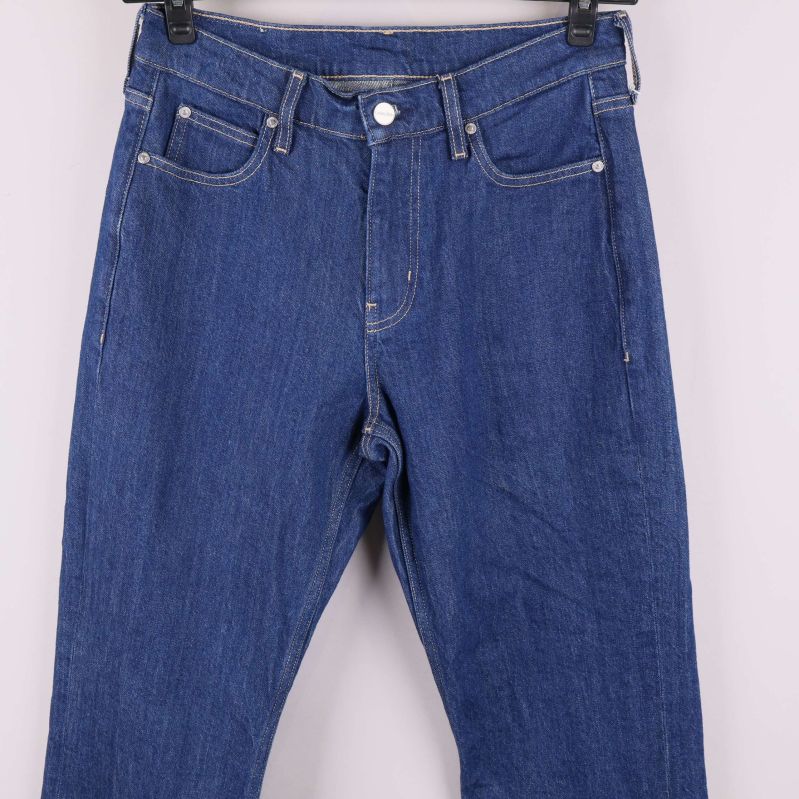 Framficka samt midje- och blixtlåsdelen av blå jeans