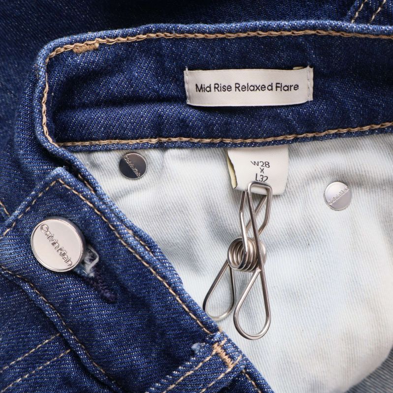 Jeans med etikett mid rise relaxed flare och synlig storlekslapp