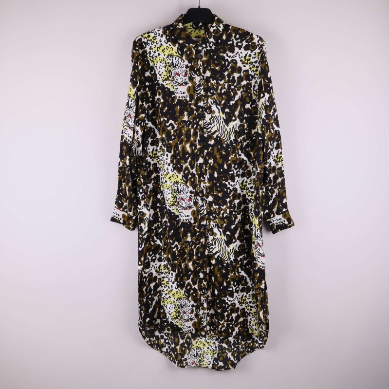 Framsidan av långärmad klänning med djurmönster