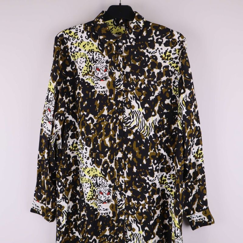 Övre delen av klänningen med knappslå och krage synlig