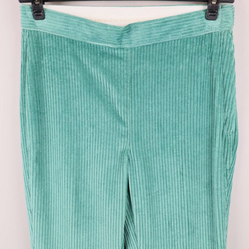 Närbild på midja och struktur på byxorna