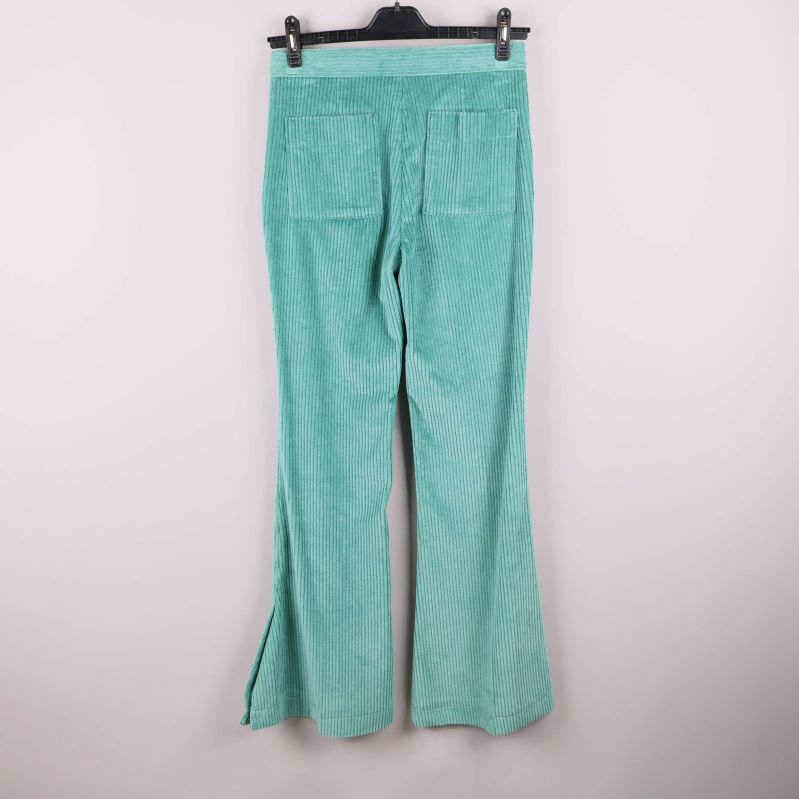 Baksida av gröna byxor med två bakfickor