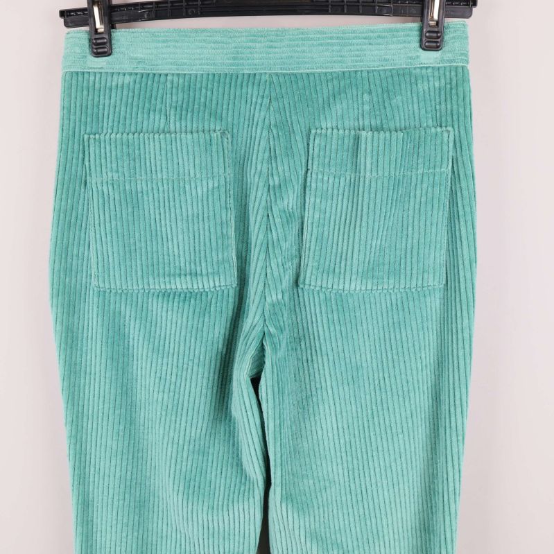 Baksida av byxans övre del med fickor och struktur