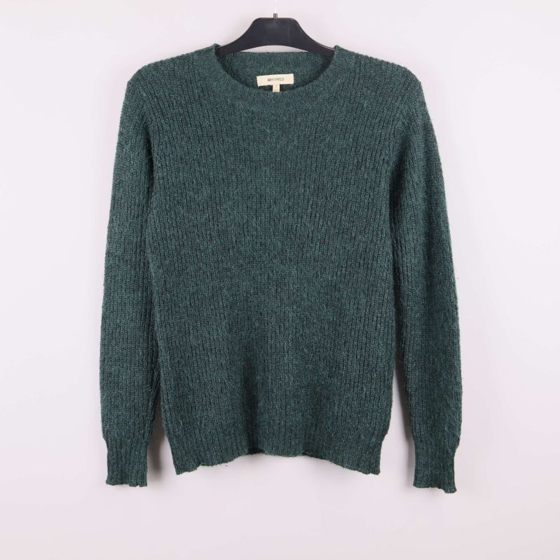 Mörkgrön stickad tröja på galge framifrån