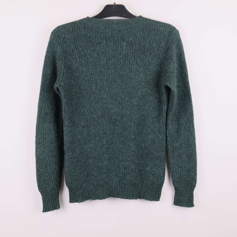Baksidan av mörkgrön stickad tröja på galge