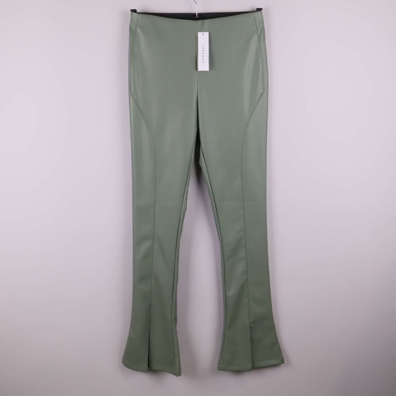 Gröna byxor i fuskläder helbild framtill