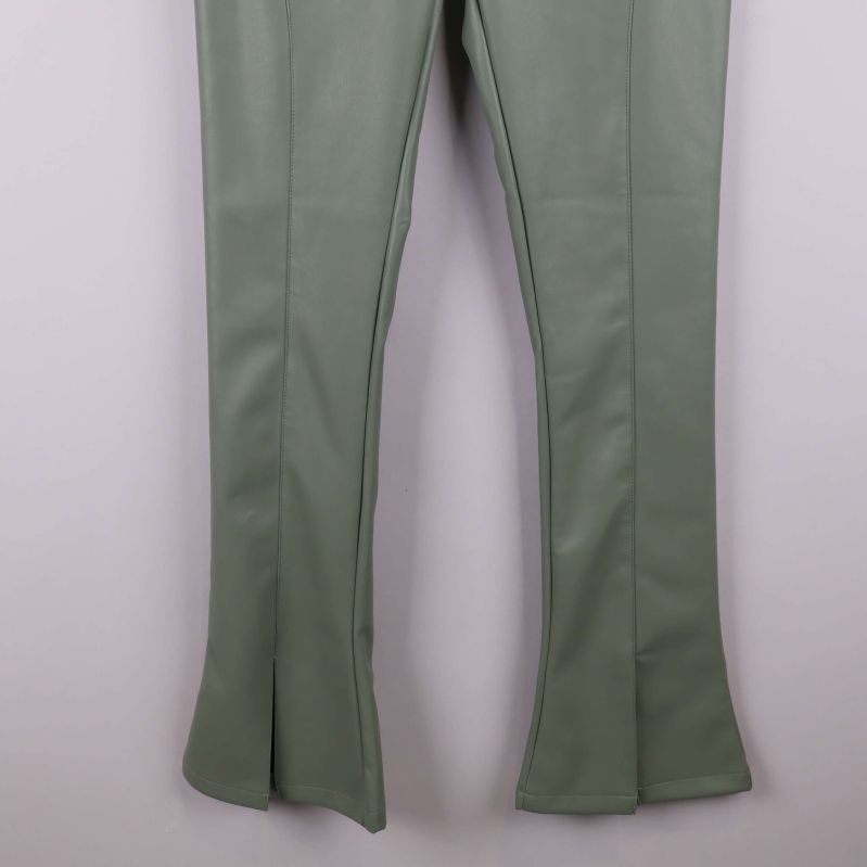 Närbild på ben med slits och sömdetaljer