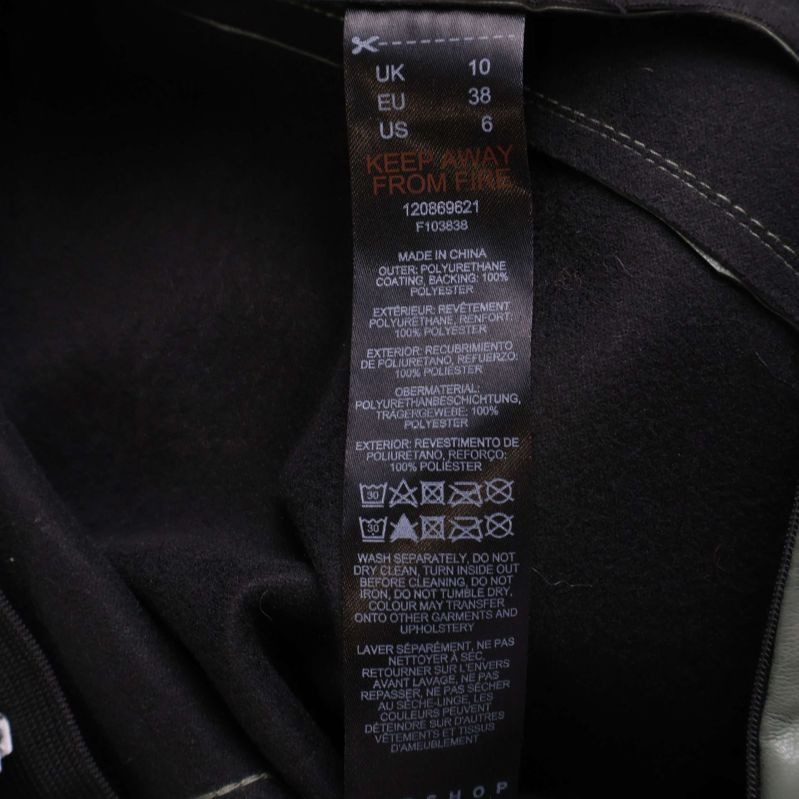 Materiallapp med tvättråd inuti byxorna