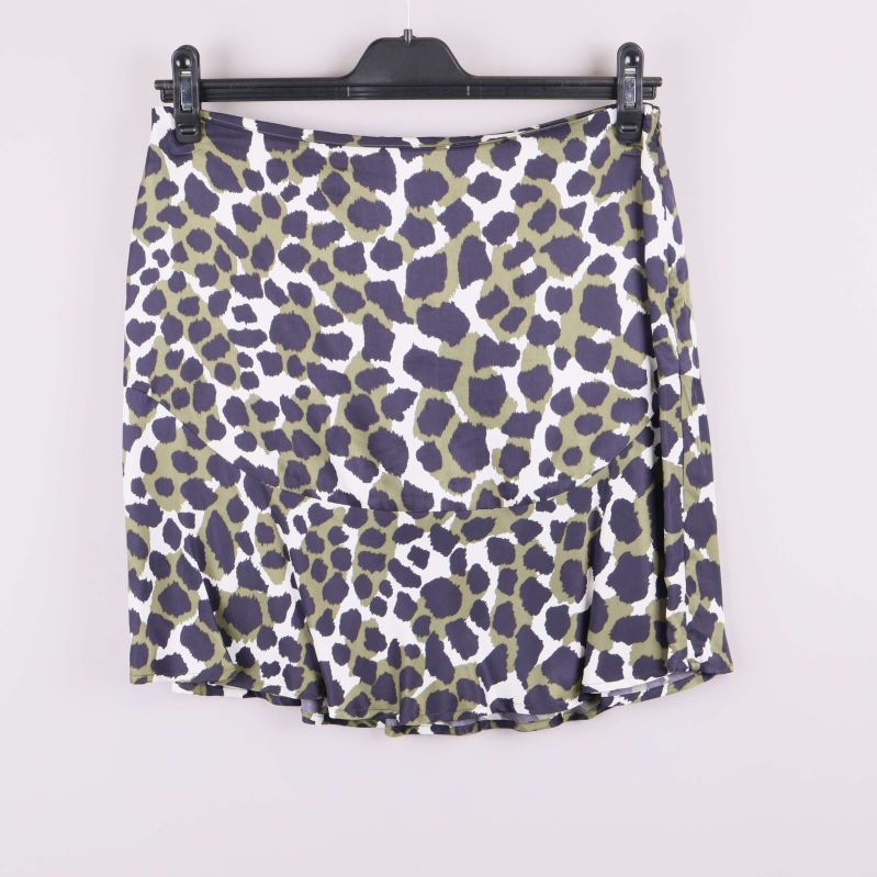 Framsida av kjol med djurmönster och volang