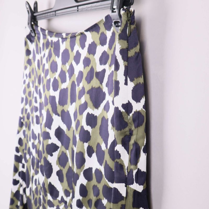 Sidoquinn av kjolen med djurmönster och dragkedja