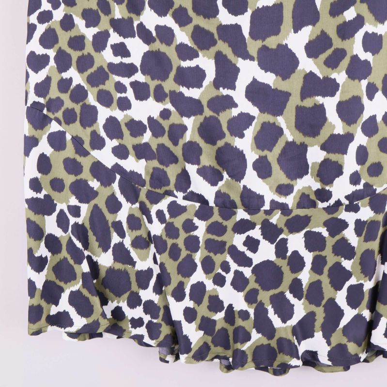 Närbild på volang och tyg i djurmönster