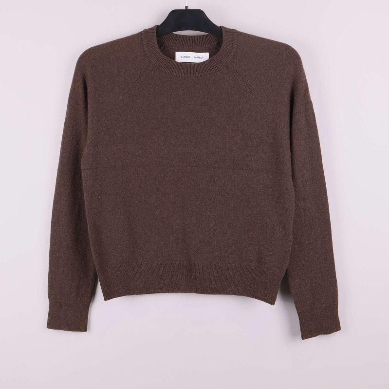 Brun stickad tröja med rund hals framifrån 