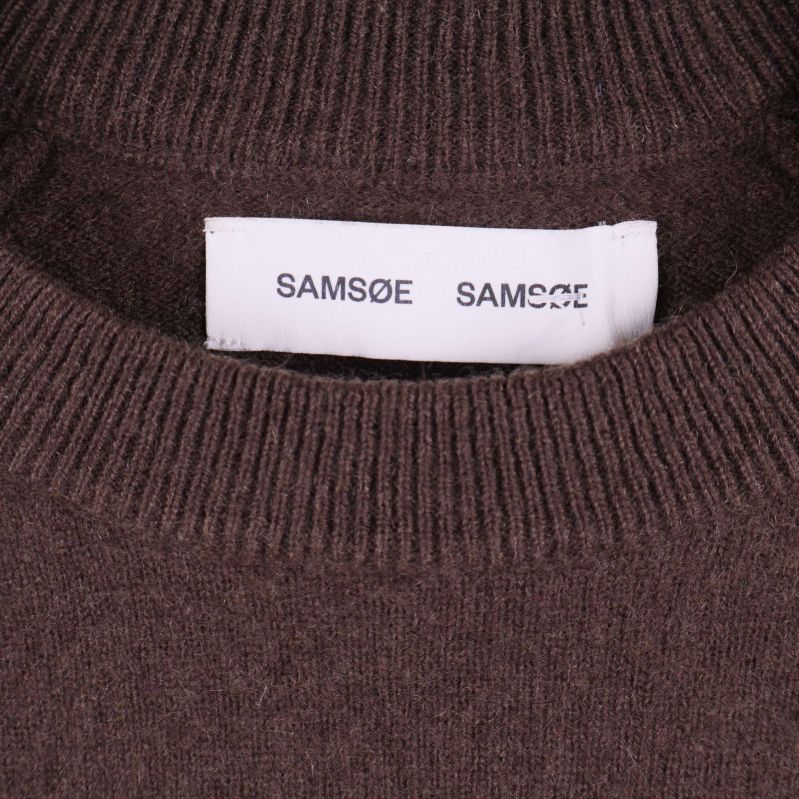 Närbild på etikett från Samsøe Samsøe i halsen