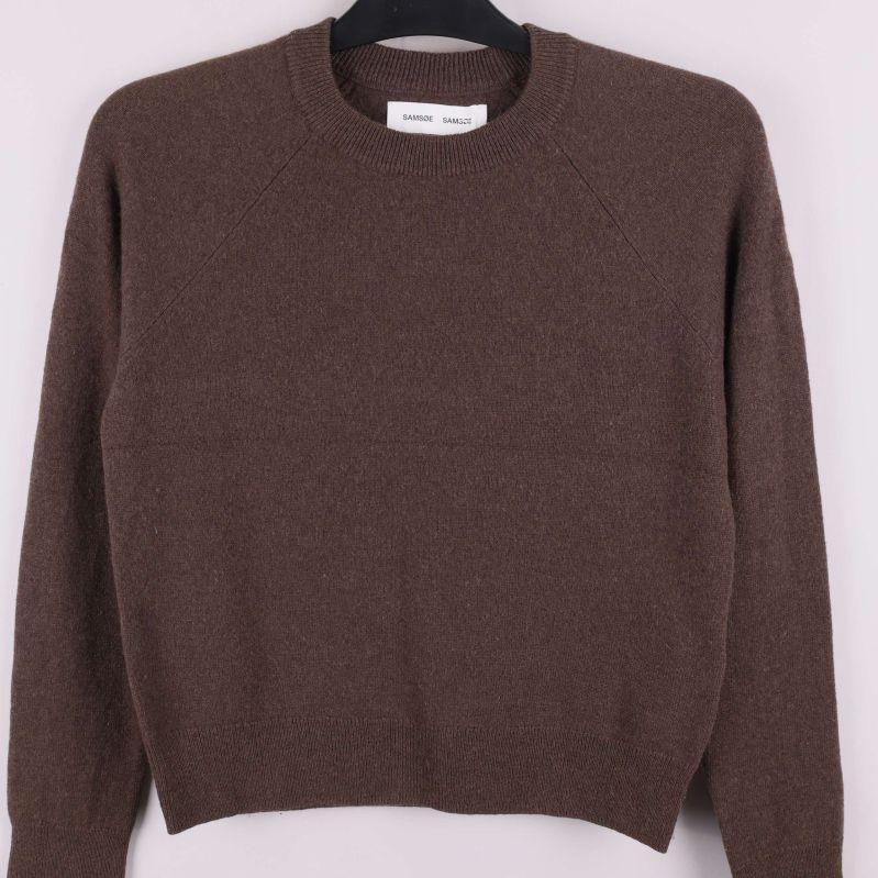 Framsidan av brun kashmirtröja med ribbad nederkant