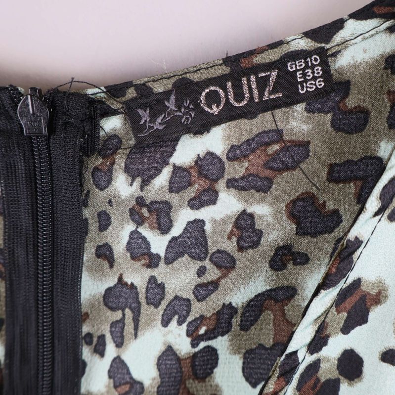 Närbild på etikett med Quiz och storlekar