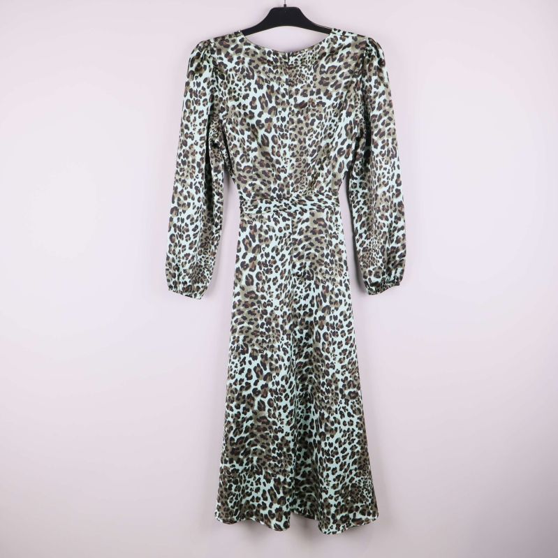 Leopardmönstrad klänning bakifrån med lätt vidd