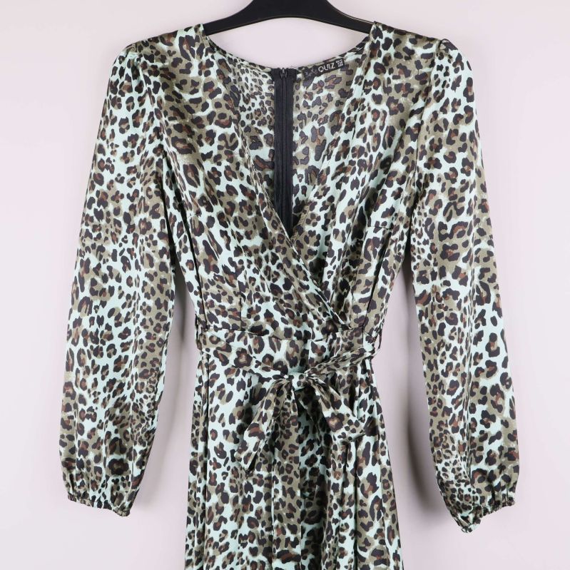 Detalj av omlottknytning och v-ringning framtill